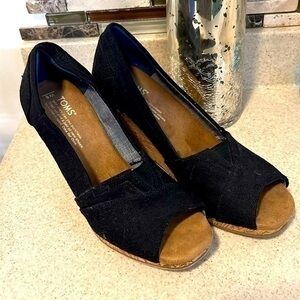 Tom’s size 8 black open toe wedge shoe
